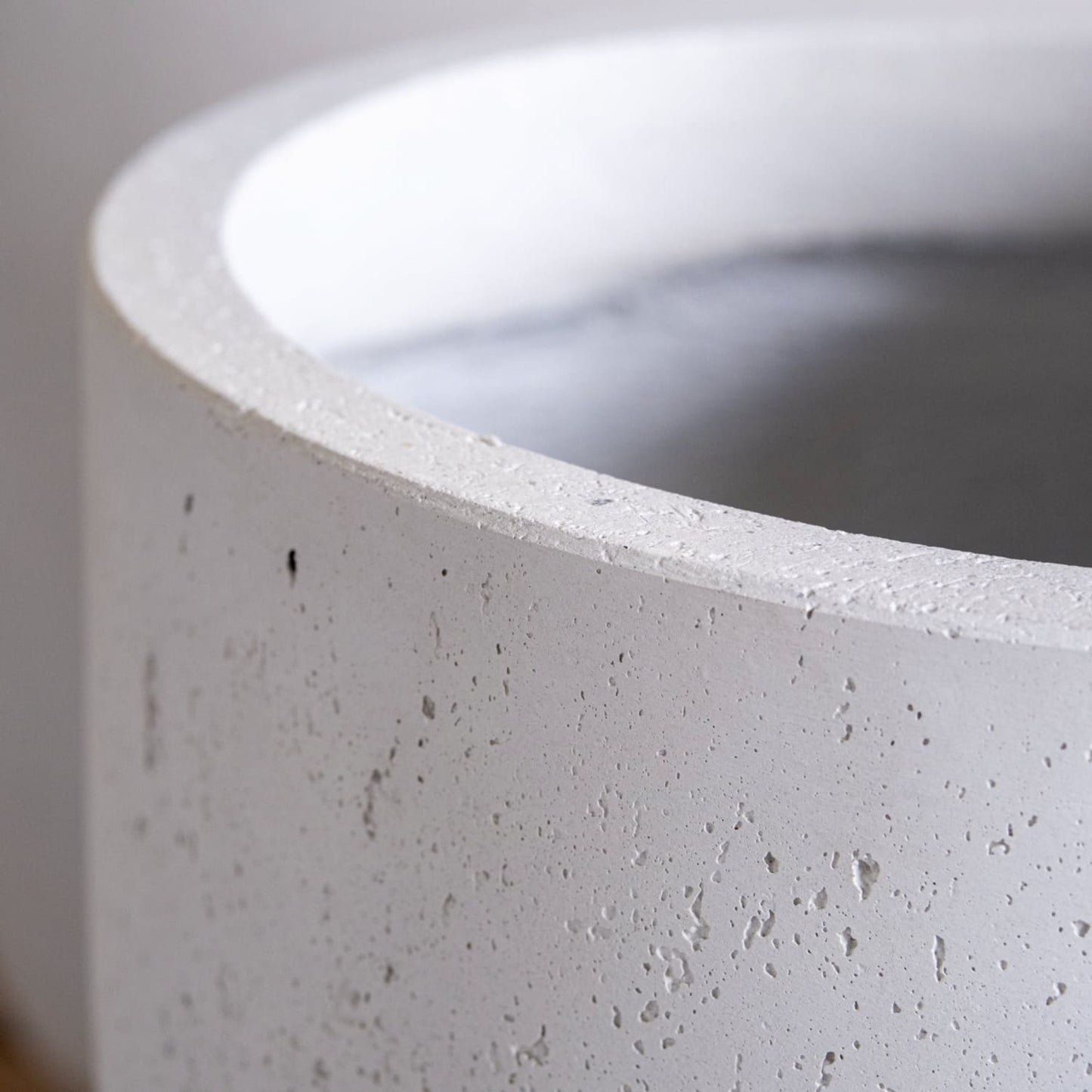 Vessara | White Mist – 52cm Large Tall Concrete Planter – 15L Round Plant Pot