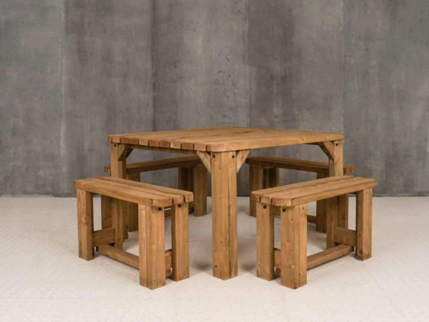 QUADRUM Rounded Picnic Table With 4 Benches - Rustic Finish