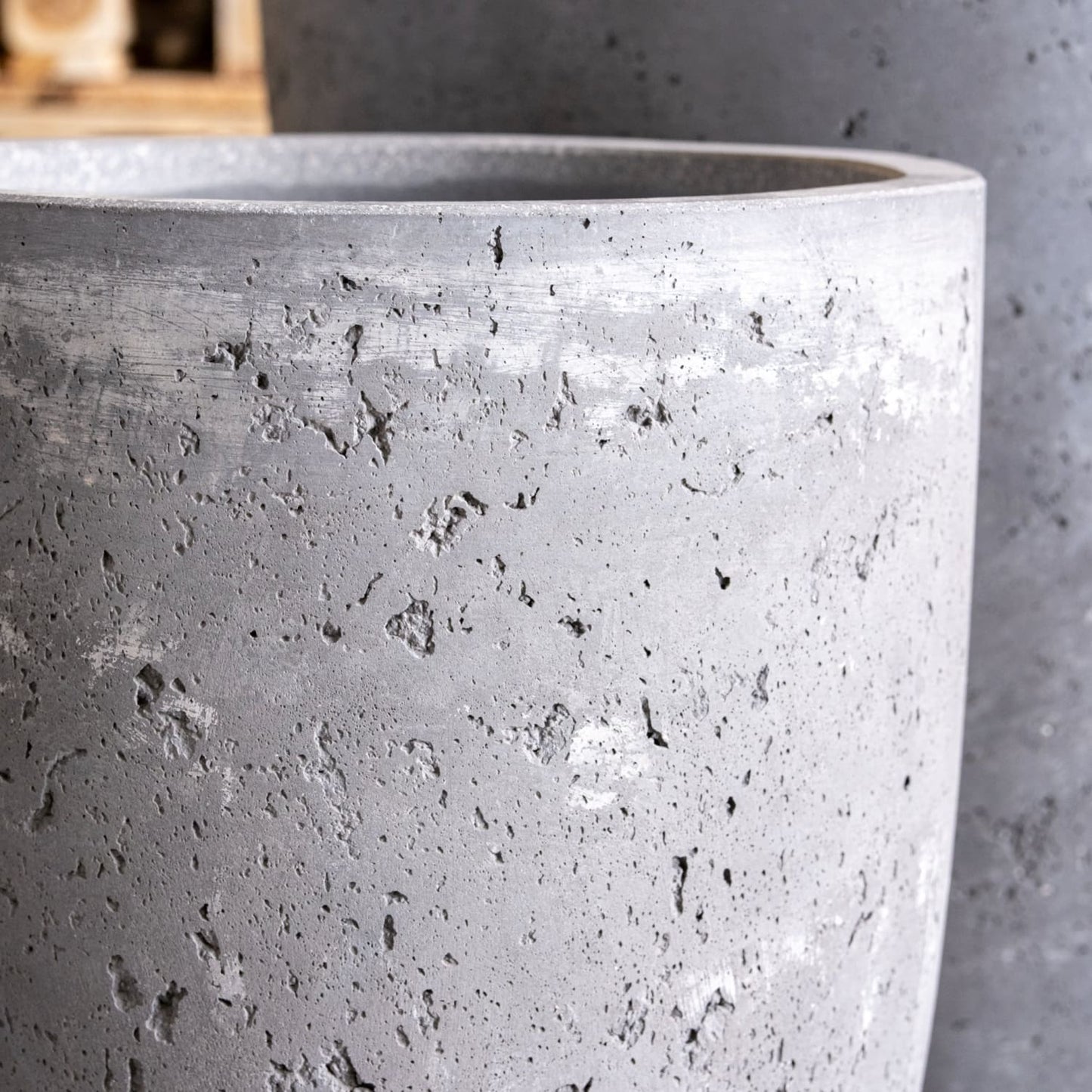 Vessara | Onyx Dusk – 75cm Extra Large Concrete Tall Vase Planter – 61L Round Plant Pot